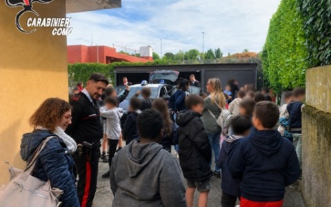 Carabinieri “professori” per un giorno alla scuola primaria di Lurate Caccivio