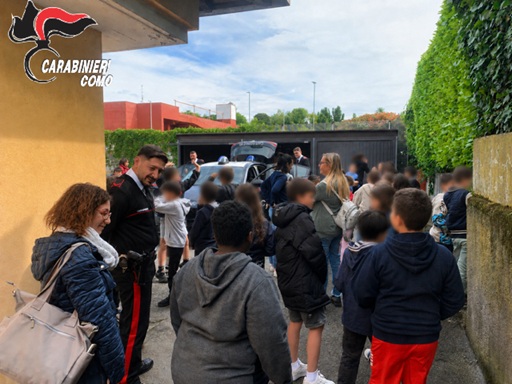 Carabinieri “professori” per un giorno alla scuola primaria di Lurate Caccivio