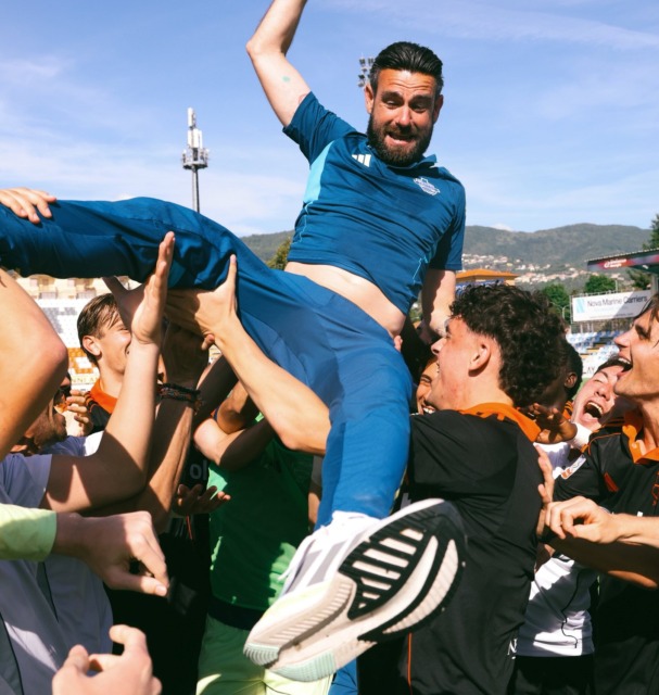 Daniele Buzzegoli mr del Como Primavera festeggiato per la Promozione- foto social Como 1907