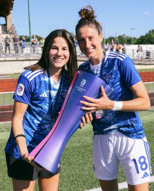 Como femminile festa promozione con la coppa - foto social Como 1907