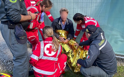 Rischia di affondare con l’imbarcazione, salvato dalla Guardia di Finanza