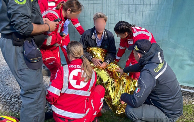 Rischia di affondare con l’imbarcazione, salvato dalla Guardia di Finanza