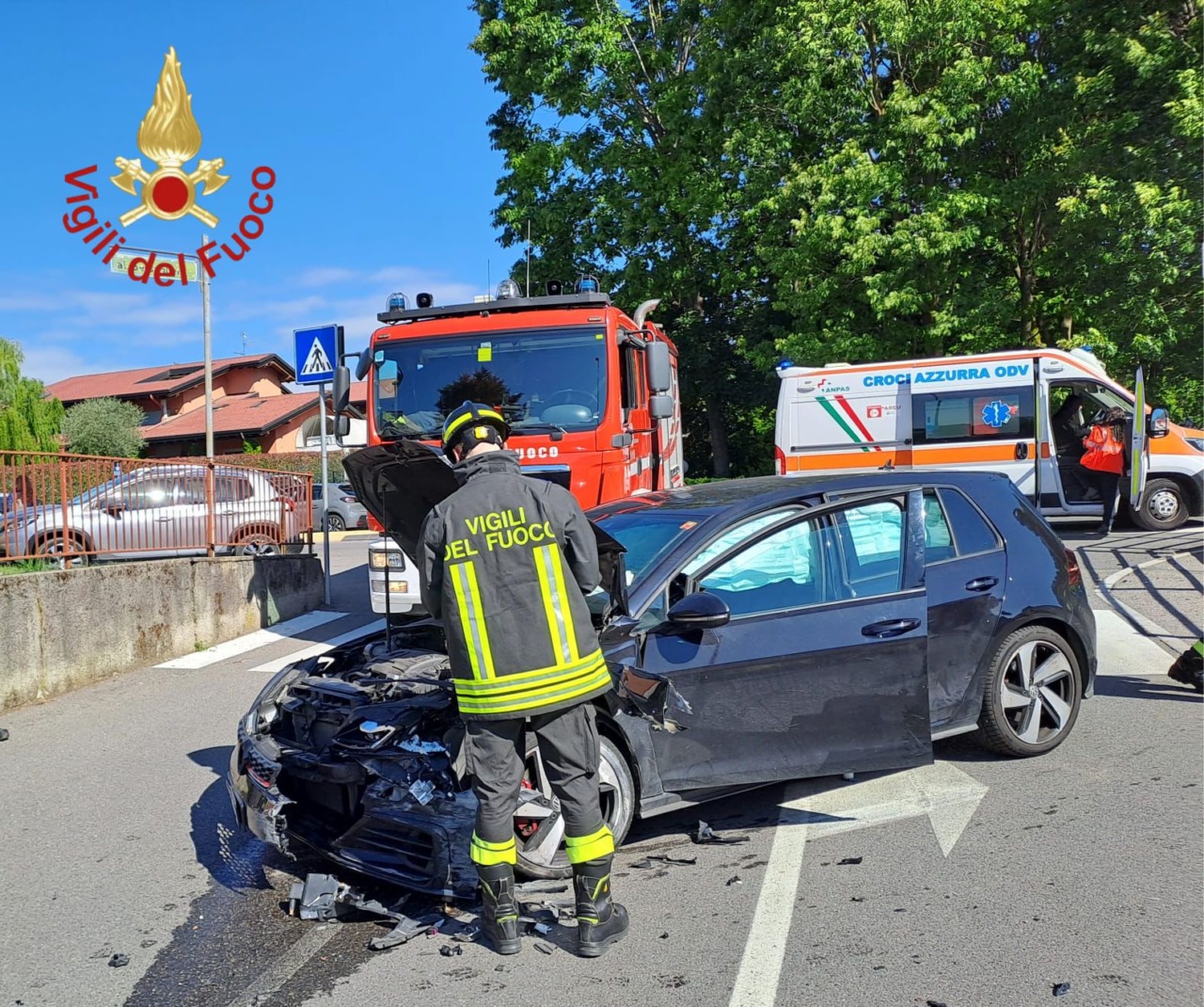 Per evitare un’auto finisce contro un muro