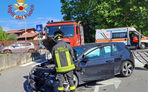 Per evitare un’auto finisce contro un muro