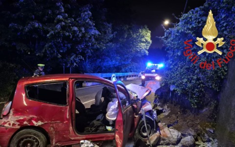 Dramma nella notte, muore un ragazzo in un incidente