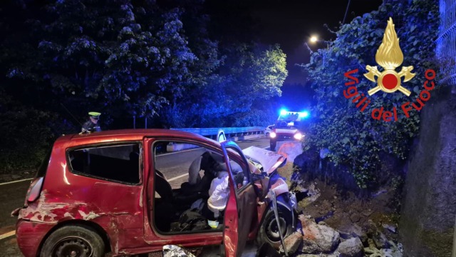 Dramma nella notte, muore un ragazzo in un incidente