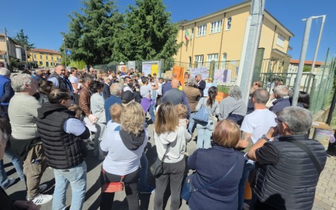 Socco in protesta per difendere la sua scuola, il sit in davanti alla Rodari