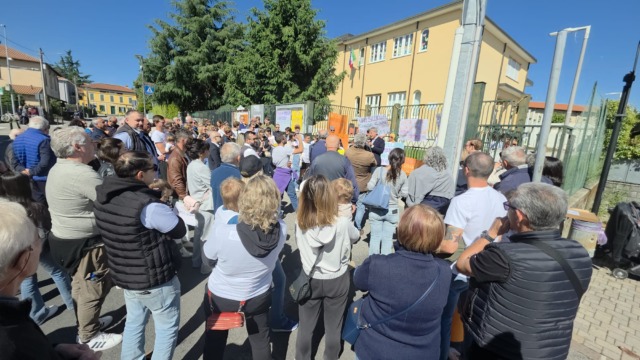 Socco in protesta per difendere la sua scuola, il sit in davanti alla Rodari