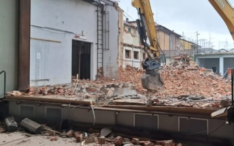 Demolizione del teatro Aurora: senso unico alternato sulla statale