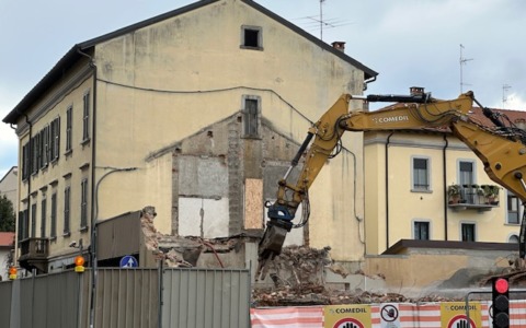 Avanti tutta con la demolizione del teatro Aurora