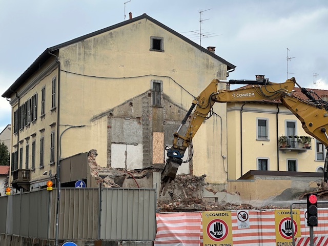 Avanti tutta con la demolizione del teatro Aurora