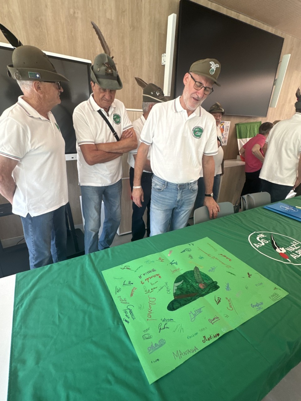 L’emozione degli alunni premiati dagli Alpini