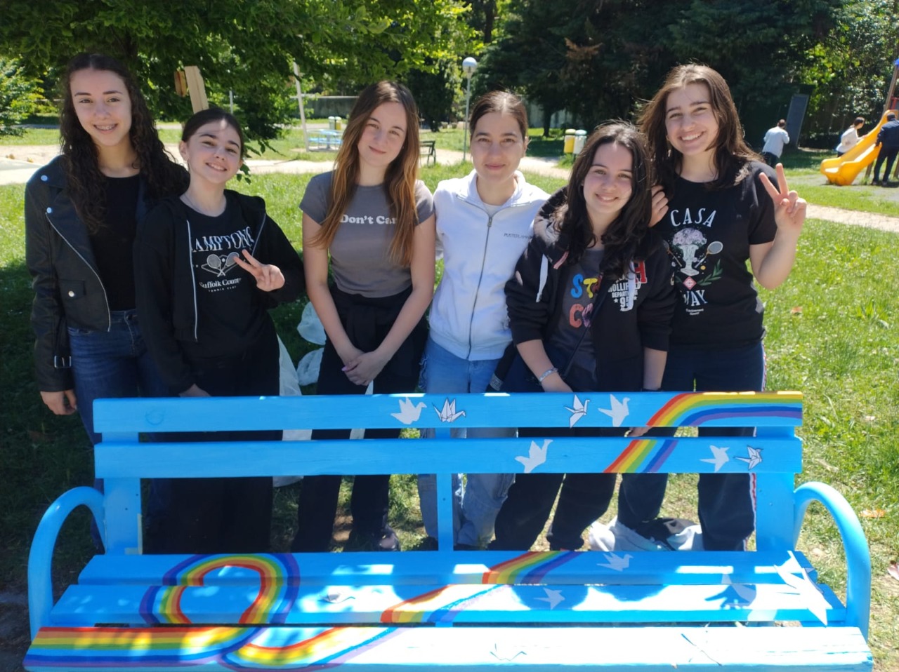 Murale e panchina colorata: 400 studenti per la pace