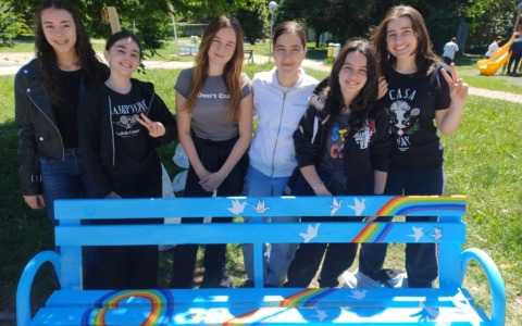 Murale e panchina colorata: 400 studenti per la pace