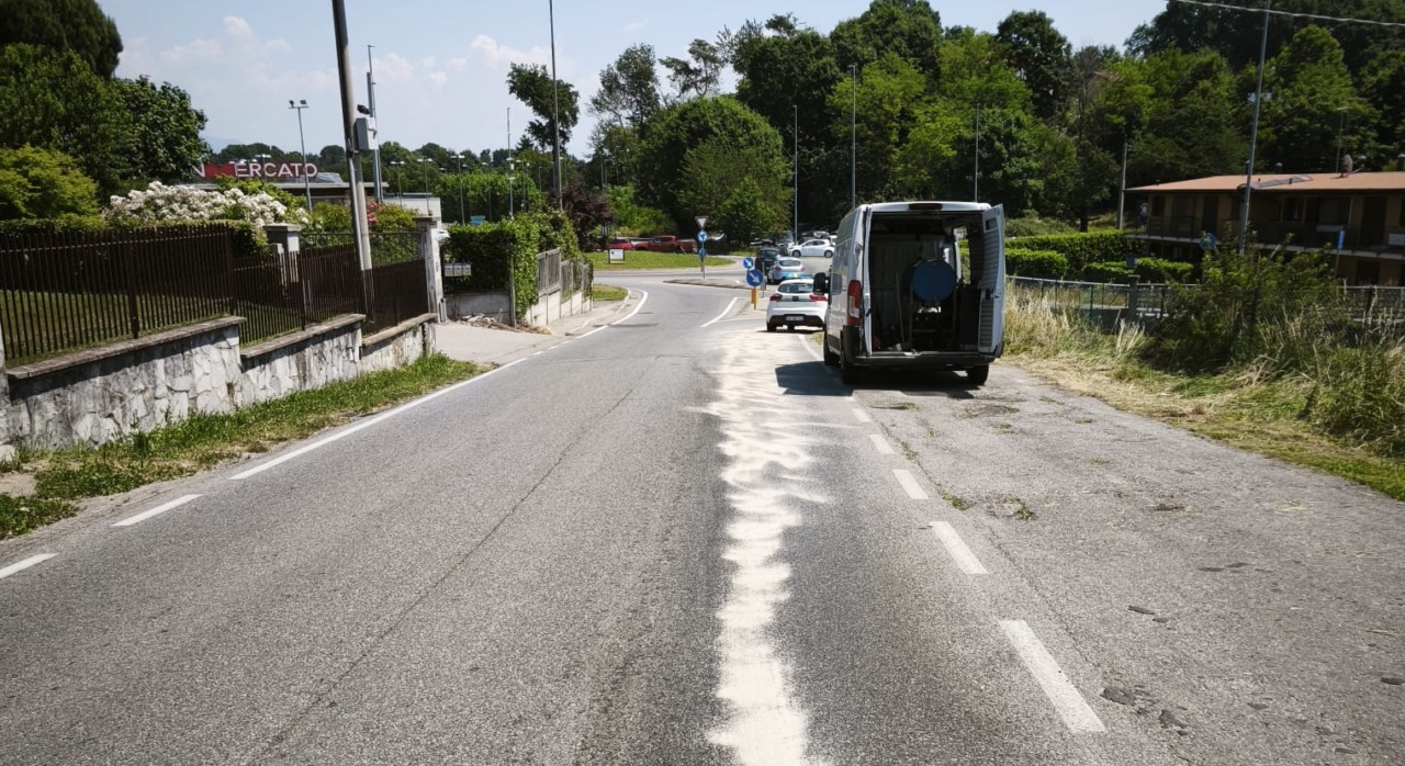 Trattore perde olio in strada, interviene la Polizia locale