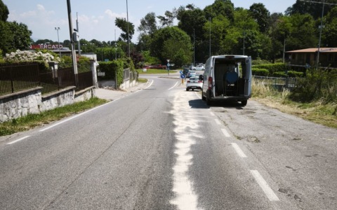 Trattore perde olio in strada, interviene la Polizia locale
