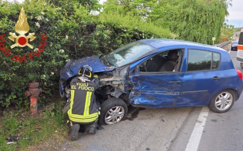 Auto finisce contro un bilico alimentato a GNL
