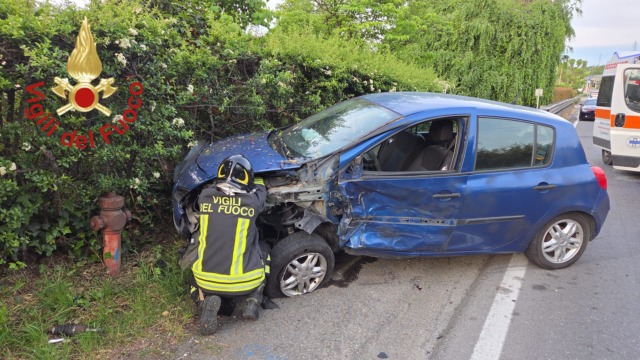 Auto finisce contro un bilico alimentato a GNL