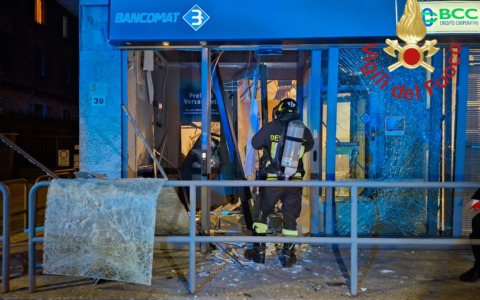 Malviventi fanno esplodere il bancomat