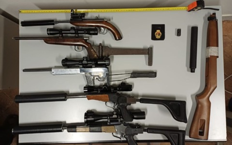 Arsenale di armi e munizioni clandestine in casa, due denunce