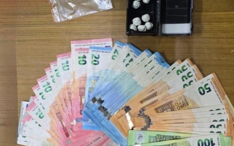 Droga in auto, contanti a casa: arrestato