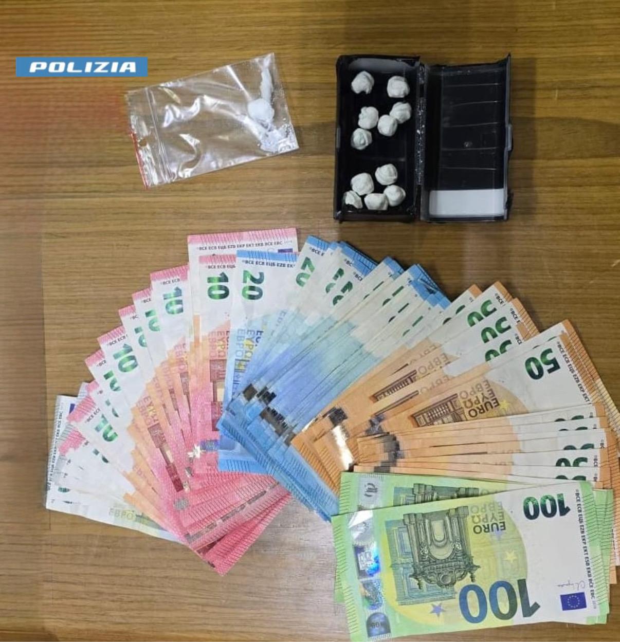 Droga in auto, contanti a casa: arrestato