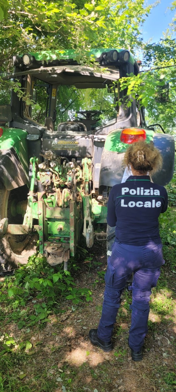 Ritrovato dalla Polizia Locale un trattore rubato e nascosto tra la vegetazione