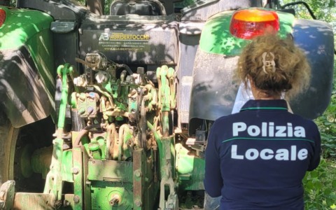 Ritrovato dalla Polizia Locale un trattore rubato e nascosto tra la vegetazione