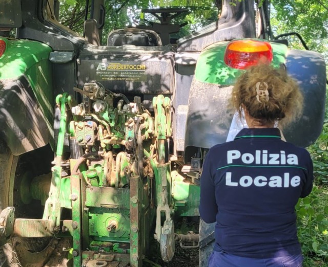 Ritrovato dalla Polizia Locale un trattore rubato e nascosto tra la vegetazione