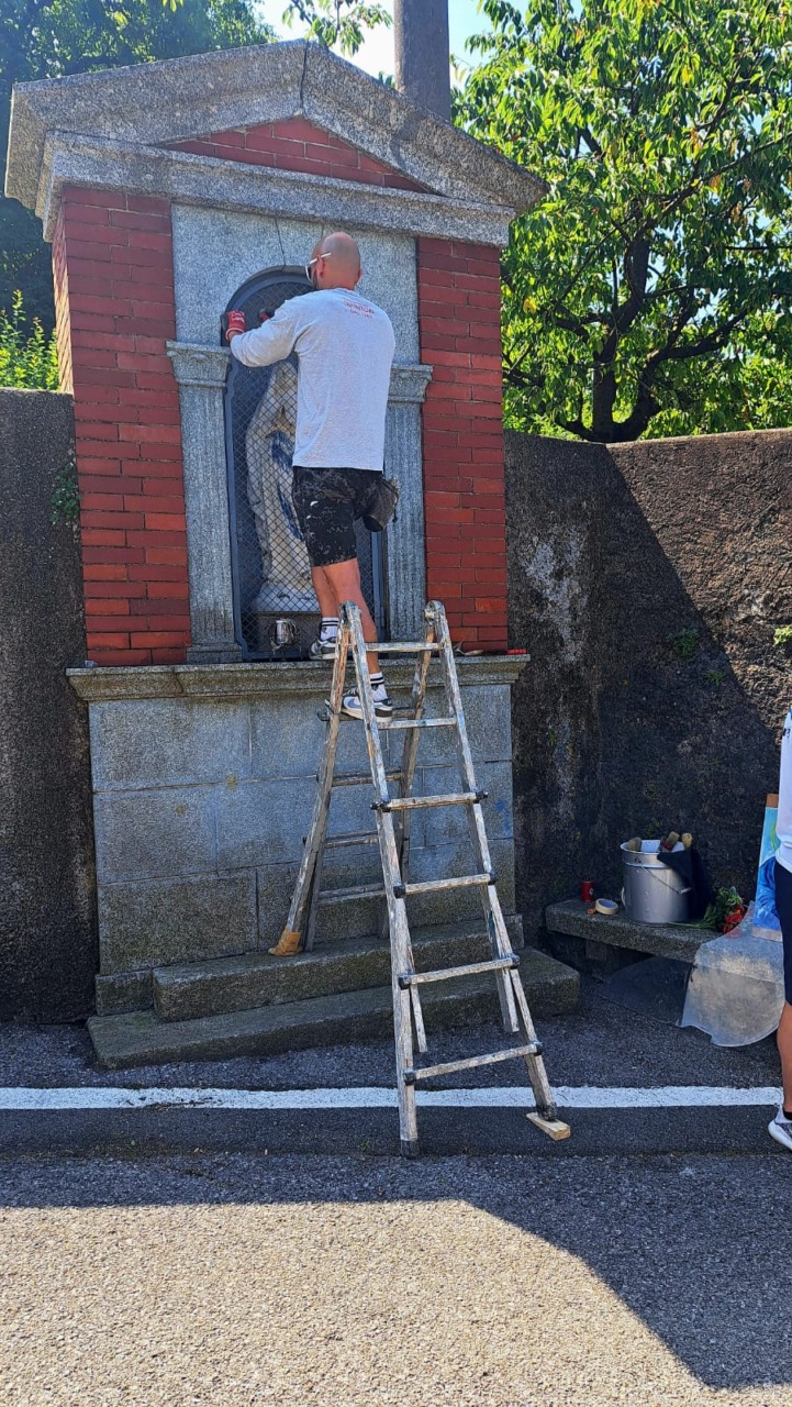 Dopo i vandalismi, statua della Vergine restaurata da volontari