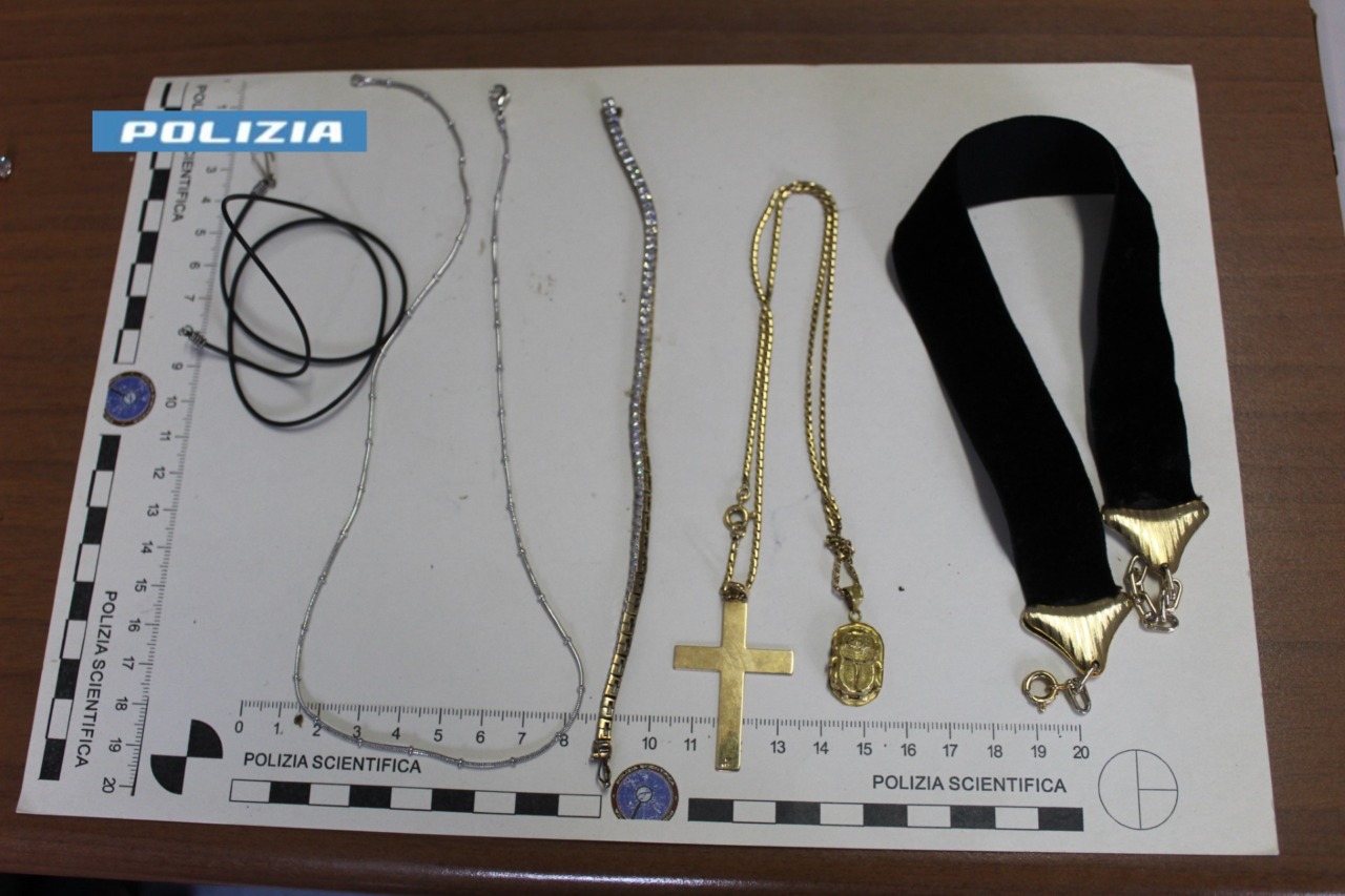 Oro e contanti trafugati a un’anziana: arrestato il truffatore