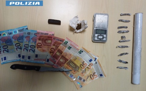 Dal controllo spuntano droga e coltello: tre pusher denunciati