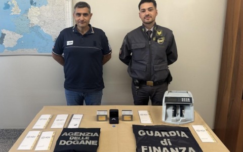 Gioielliere polacco fermato alla dogana, aveva con sè 35mila euro di lingotti e diamanti