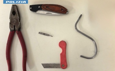 Trovato con coltellino e arnesi: denunciato 66enne