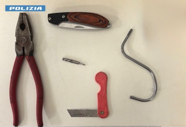 Trovato con coltellino e arnesi: denunciato 66enne
