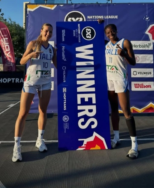 Ilaria Bernardi, a sinistra, ha vinto la tappa del 3X3 a Vilnius con l'Italia u23 