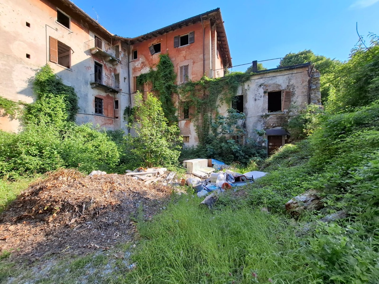Cascina Prevalle inghiottita dal degrado: è ormai una discarica a cielo aperto