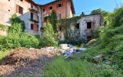 Cascina Prevalle inghiottita dal degrado: è ormai una discarica a cielo aperto