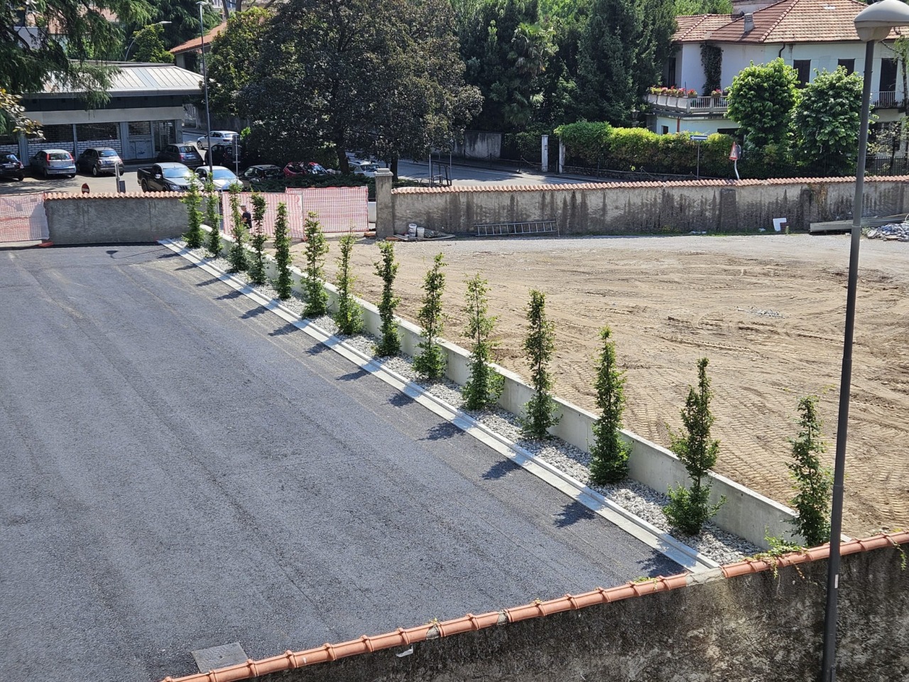 Asfalto e cemento al posto dello storico parco in centro