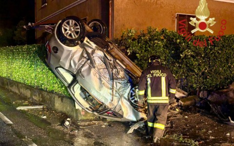 Si ribalta alla guida di un’auto