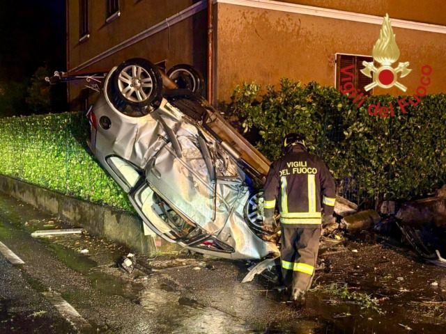 Si ribalta alla guida di un’auto