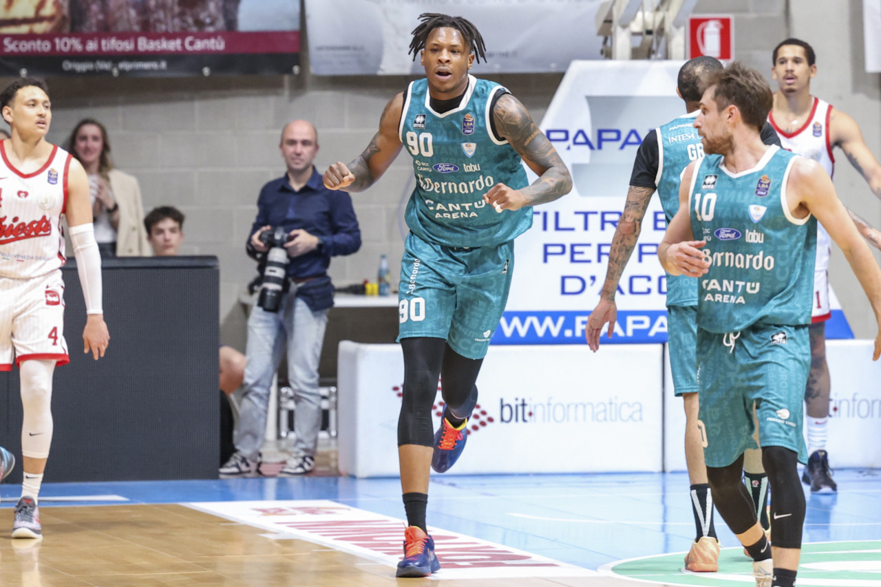 Acqua S. Bernardo Cantù, ufficiale il rinnovo di Leonardo Okeke