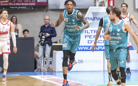 Acqua S. Bernardo Cantù, ufficiale il rinnovo di Leonardo Okeke