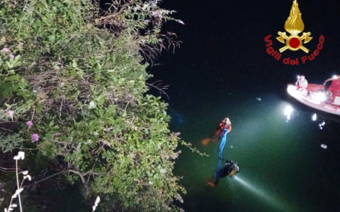 Pauroso incidente a Brienno, auto precipita nel lago: un morto