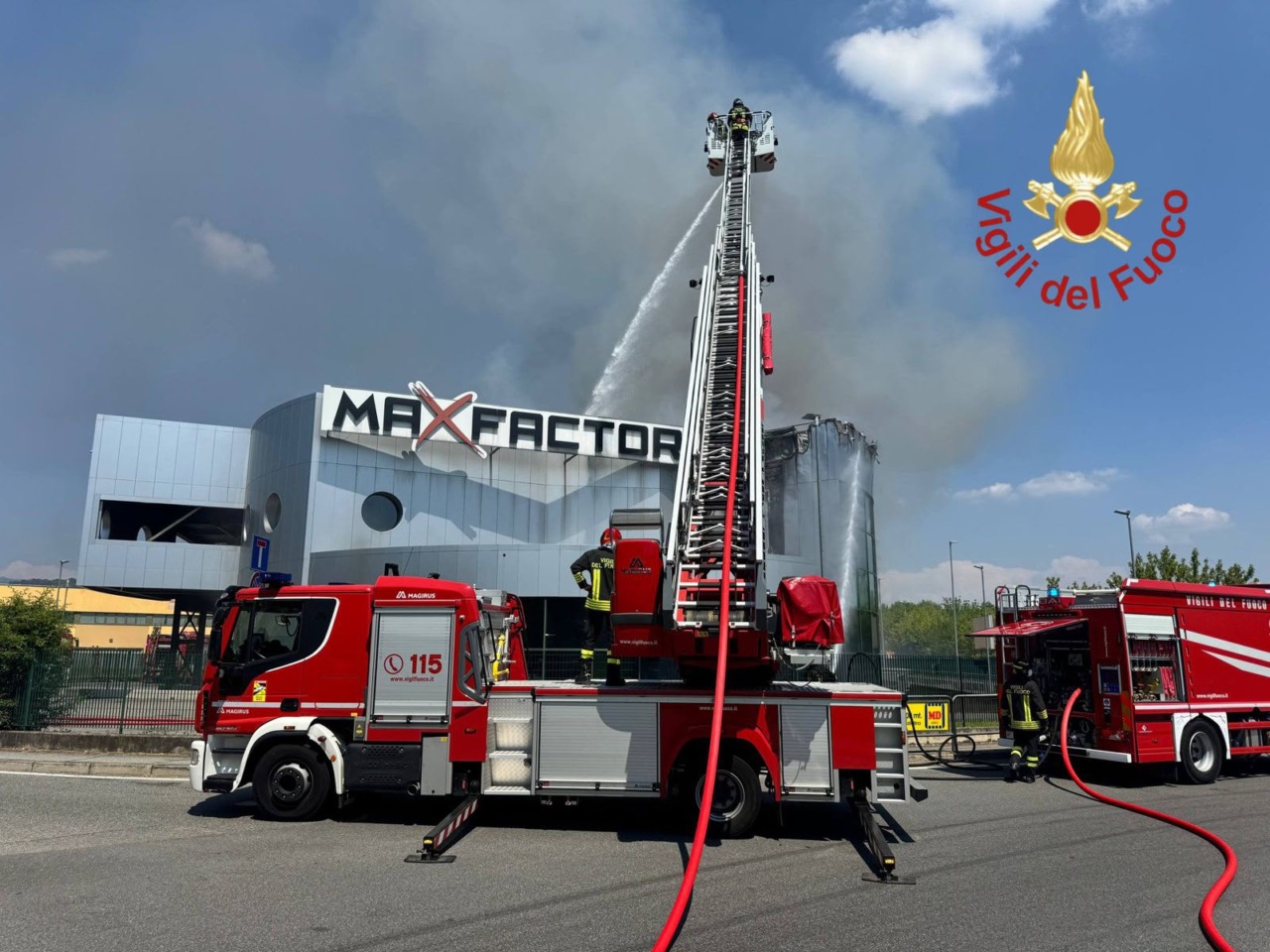 Scoppia un incendio, devastato il Max Factory