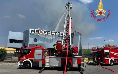 Scoppia un incendio, devastato il Max Factory