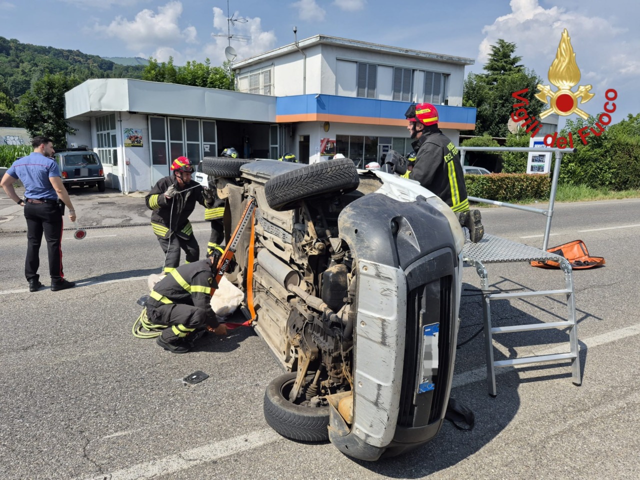 L’auto si ribalta, conducente d’urgenza in ospedale