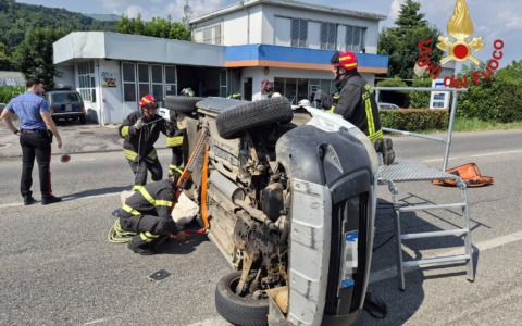 L’auto si ribalta, conducente d’urgenza in ospedale