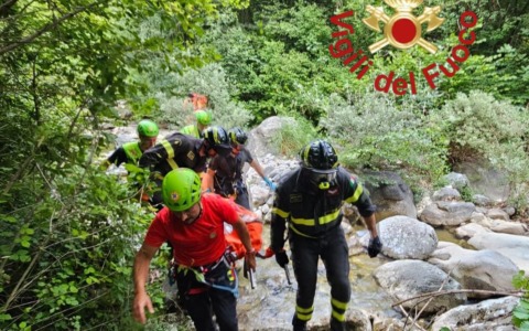 Cade in acqua durante una gita, soccorso dai pompieri