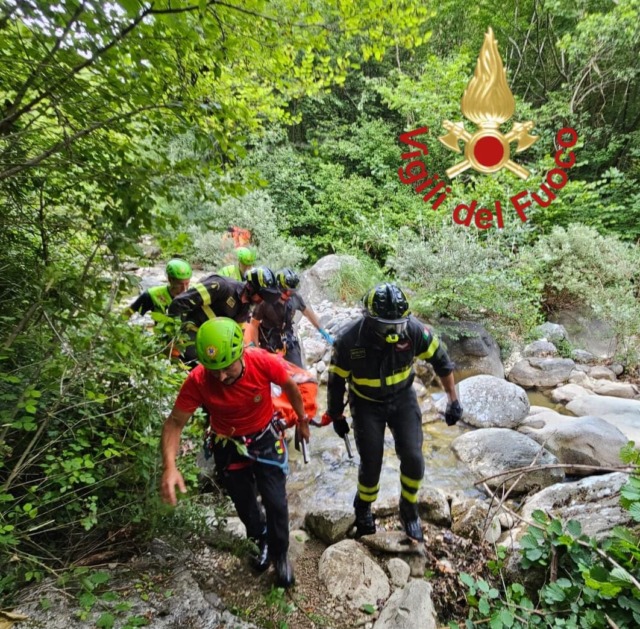 Cade in acqua durante una gita, soccorso dai pompieri